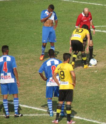 São Bernardo fez gol de pênalti e sofreu empate de pênalti contra Nacional