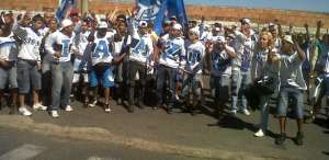 Insatisfeita com má fase, torcida protesta em frente ao CT do Cruzeiro