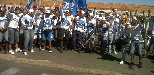 Insatisfeita com má fase, torcida protesta em frente ao CT do Cruzeiro 2 0002050109425 img