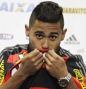 Oswaldo confirma Kayke no lugar de Guerrero no Flamengo
