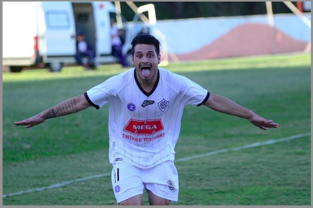 O atacante Joãozinho fez 3 gols e foi o cara do jogo. - Sanderson Barbini