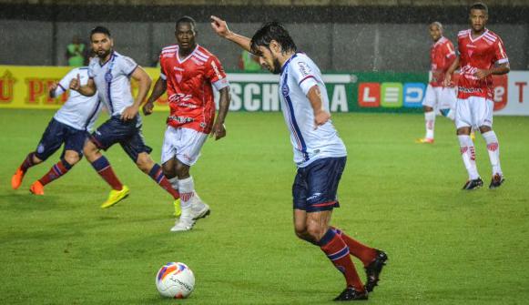 Tiago Real entrou no Bahia, levou um amarelo, quase fez gol e fez fumaça