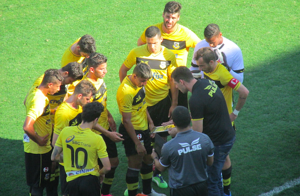 Técnico Wilson Júnior (foto) instrui seus atletas em parada técnica. Em 4 partidas a frente do Tigre, são 3 vitórias e 1 empate. - Foto: guuina Moreira / SBFC