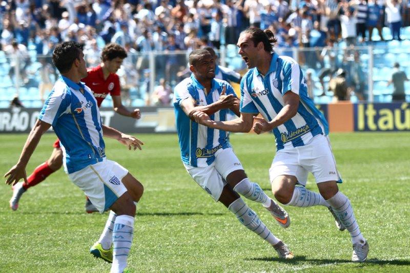 O atacante Léo Gamalho faz 2 e ajuda o Avai a fugir da degola. - FOTO: Jamira Furlani / AVAÍ F.C.