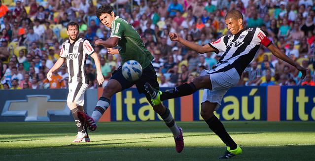Fluminense foi bem marcado, melhorou no segundo tempo, mas perdeu para o Galo, por 2 a 1, no Maracanã