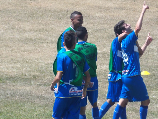 O meia Luiz Guilherme comemora segundo gol da vitória do São Carlos com seus companheiros.