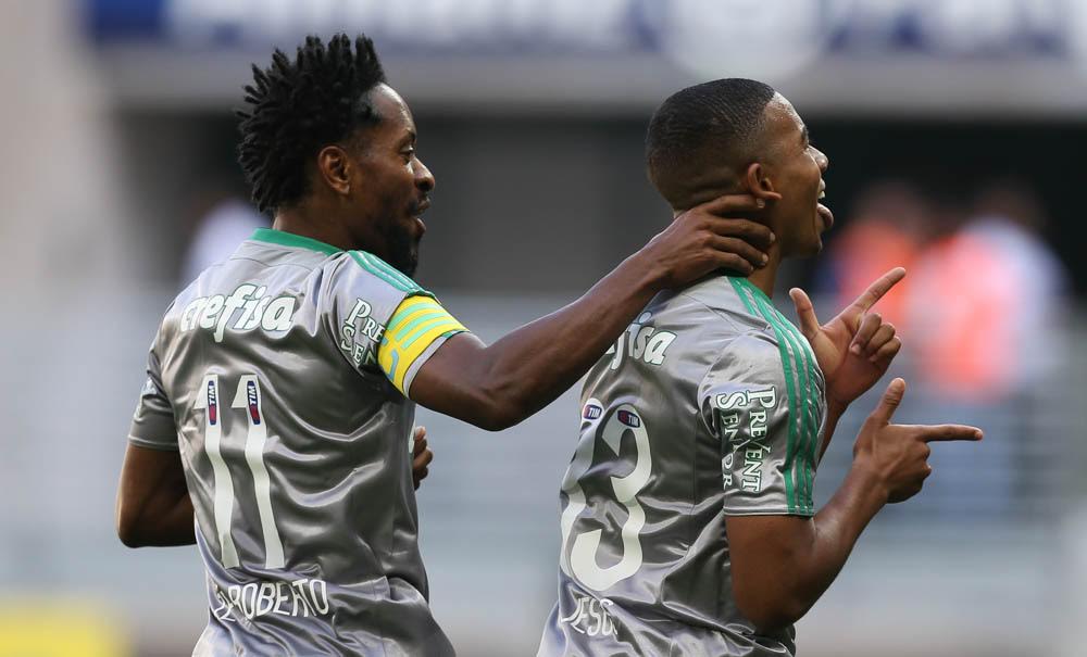 Gabriel Jesus brilhou mais uma vez com a camisa do Palmeiras. Na foto, ao lado do Gabriel Jesus brilhou mais uma vez com a camisa do Palmeiras. Na foto, ao lado do