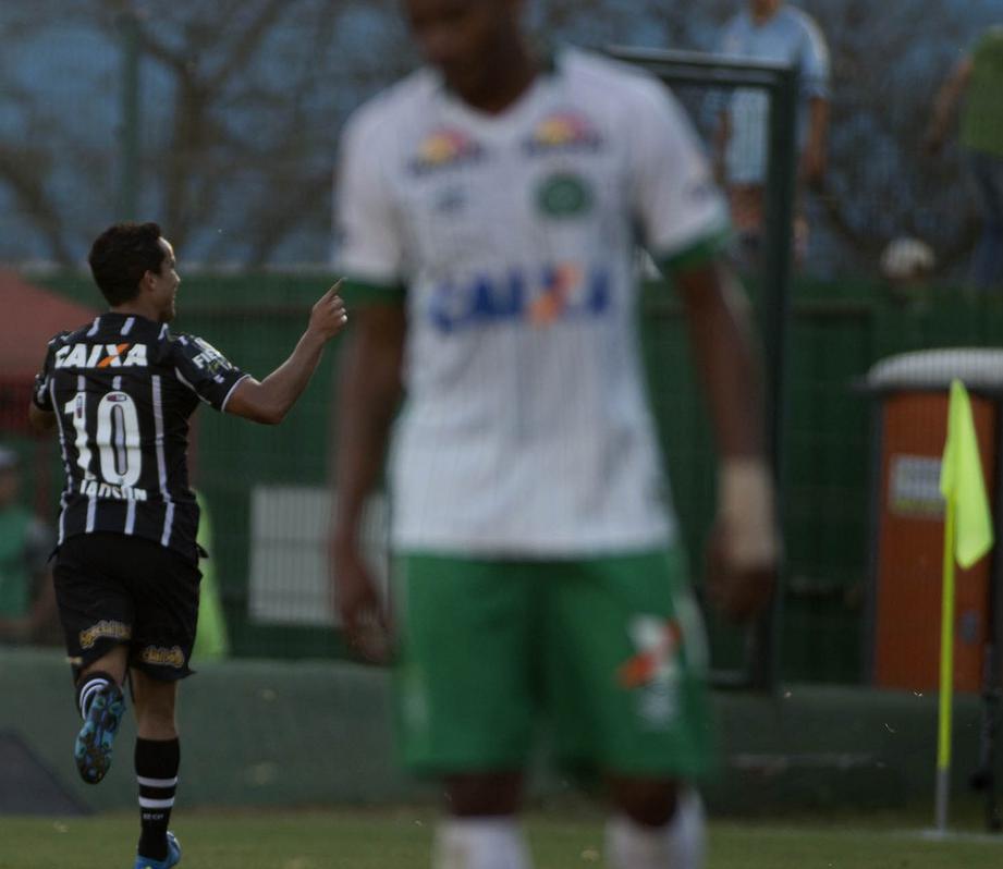 Jadson foi o cara do Timão contra a Chapecoense