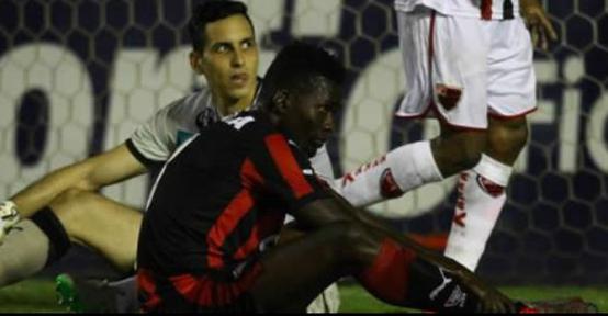 Gatito Fernandez: conseguiu fazer um gol contra de goleiro, coisa rara