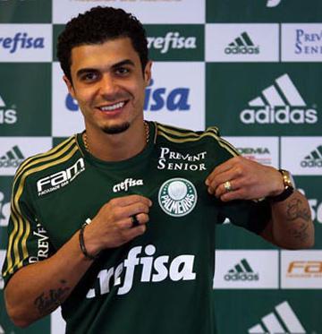 Marcelo sai em defesa de Egídio e garante lateral como titular 