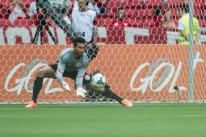 No último dia da janela de transferências, Internacional pode perder goleiro para o Roma