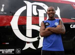 Com Armero, Flamengo treina em Pernambuco para duelo com o Avaí