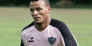 Patric treina e pode jogar como lateral-esquerdo no Atlético-MG