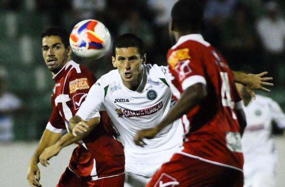 Dos pés do camisa 10 do Bugre veio a veio a vitória. Em cobrança de penalidade máxima, Fumagalli deu esperança a torcida verde de Campinas. - Foto: Rodrigo Villalba