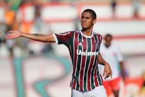Liberado após punição por doping, Michael celebra volta ao Fluminense