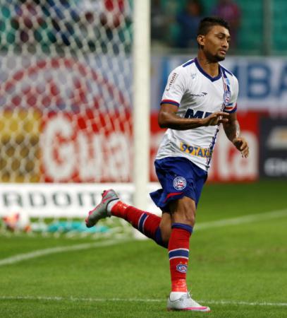 Kieza marcou dois gols e deu passe para o gol da vitória do Bahia sobre o CRB