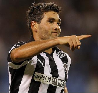 Gringo marcou três gols pelo Botafogo, líder de novo