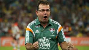 Enderson evita criticar arbitragem, mas presidente do Flu reclama de 'sacanagem'