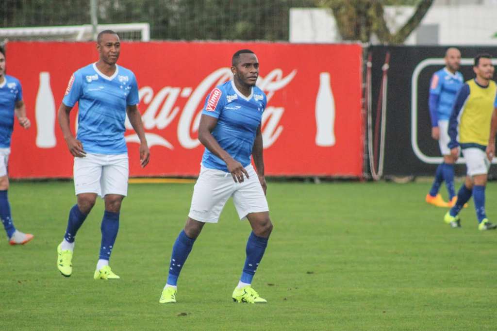 Willians elogiou Mano Menezes e aposta em reação do time celeste