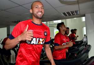 Zagueiro Kadu passa bem após susto contra o Atlético-MG e avisa: ‘Pronto para outra’