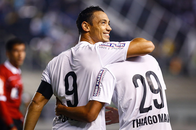 Personagem da partida, Ricardo Oliveira fez 2 e perdeu penalti. - Foto: Santos FC Oficial