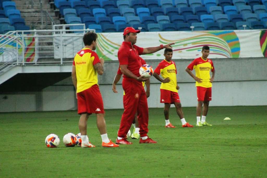 O técnico Roberto Fernandes espera a definição da situação de Pardal para poder confirmar o time que vai a campo contra o Fortaleza
