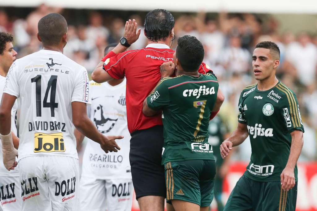 Dudu agride árbitro em clássico contra o Santos 