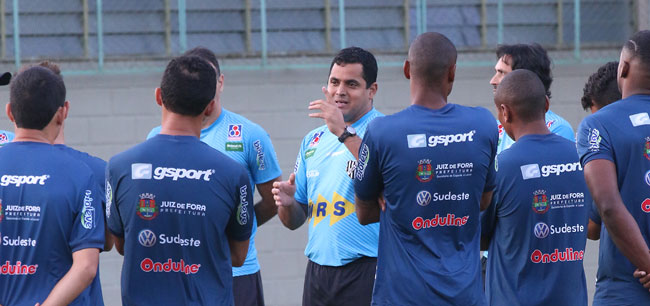 Leston Junior comanda treina do Tupi e testa opções no meio