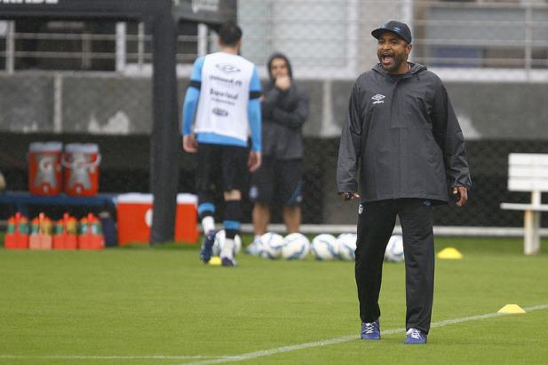 Roger Carvalho comanda atividade no Grêmio e monta time cheio de mudanças 