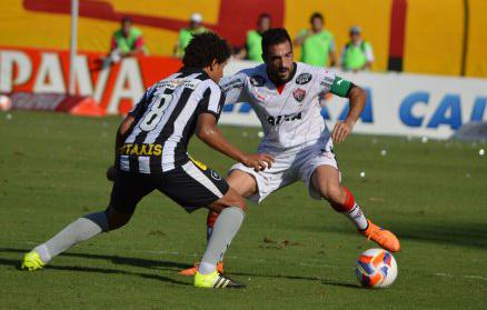 Vitória jogou de branco, mas não foi bem e perdeu no final para o Botafogo, por 2 a 1.