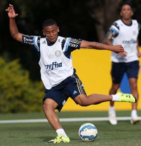 Marcelo Oliveira treina fundamentos e bolas aéreas para clássico com Corinthians