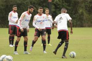 Oswaldo de Oliveira fecha treino do Flamengo para surpreender no Fla-Flu