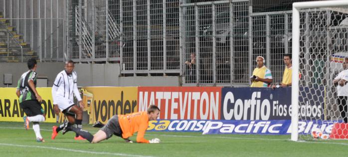 Douglas, do Bragantino, vê o chute de Felipe Amorim entrar nas suas redes 