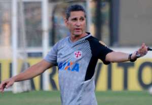 Jorginho garante enxergar evolução no Vasco após nova derrota e descarta desistir