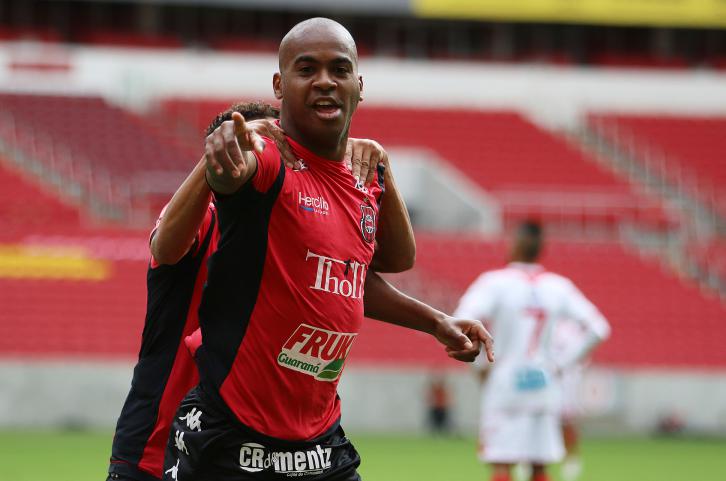 Nena brilhou, fez dois gols, mas o Brasil apenas empatou com o Tombense em casa, em uma sequencia de resultados ruins nas últimas rodadas. - Foto: ASCOM GEB
