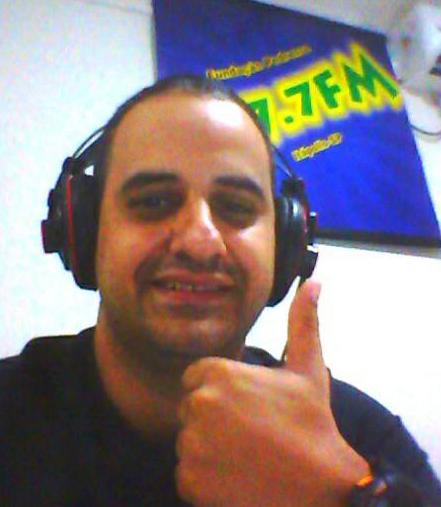 O narrador André Serafim transmite nesta segunda na 107FM e na Rádio FI o duelo entre Oeste X CRB