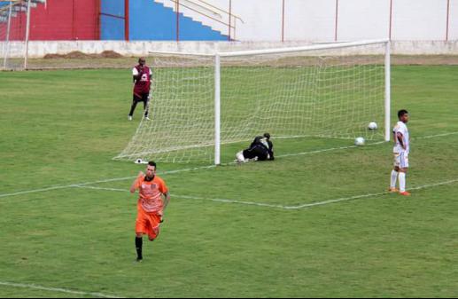 Dia comemora um dos gols do Manthiqueira no sábado - Jurcy Querido