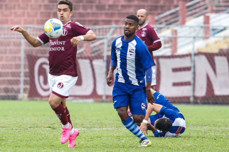 Meia Dinelson fez sua melhor partida com a camisa do Juventus. - Foto: Ale Vianna / CA Juvetus Oficial