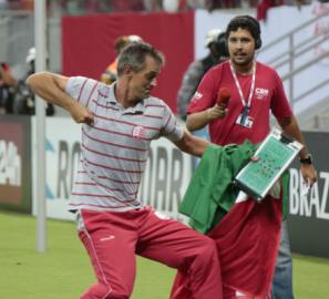 Lisca comemora gols e vitórias como um atacante
