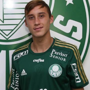 O meia chileno Arancibia treinou com a equipe titular do Palmeiras