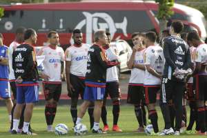 Oswaldo Oliveira confirma presença de Jorge na lateral do Flamengo contra o Cruzeiro