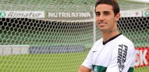 Irritado com arbitragem, meia Galhardo, do Coritiba, solta o verbo: “Contra o Corinthians, nunca é pênalti