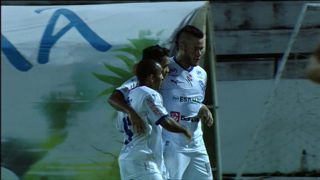 Betinho fez o gol da vitória do Papão, que segue na cola do Botafogo