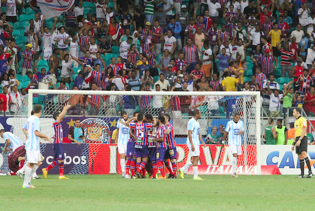 Jogadores do Bahia comemoram gol do zagueiro Jailton, na vitória contra o Macaé. - Foto: Tiago Ferreira