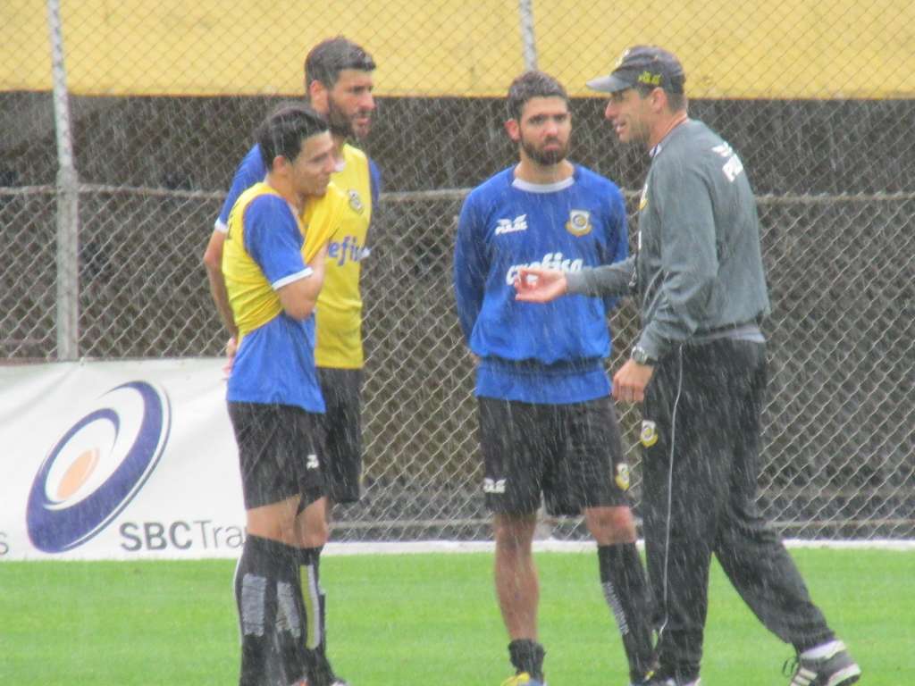 Com forte chuva, São Bernardo treinou durante a tarde da última terça de olho na classificação