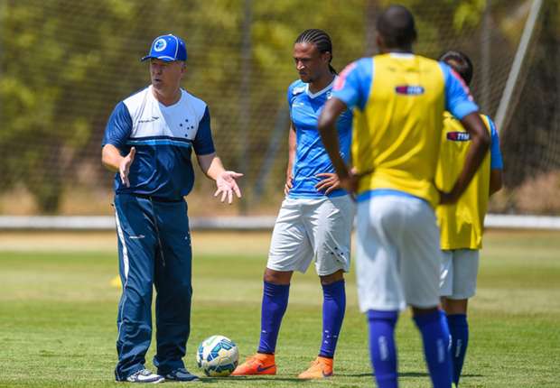 Mano Menezes treina Cruzeiro sem surpresas para encarar Flamengo 