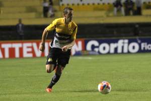 Goiás pode anunciar Juba, meia do Criciúma, como reforço para o Brasileirão