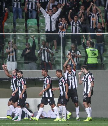 Leonardo Silva ergue os braços e comemora com a torcida seu recorde