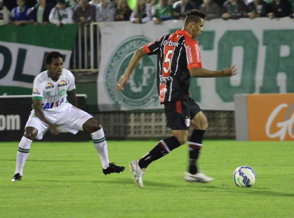Joinville recebe Chapecoense em jogo adiado para superar crise no Brasileirão