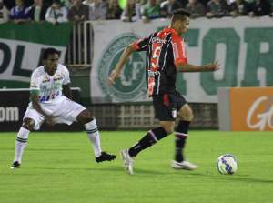 Em jogo adiado, Joinville recebe Chapecoense para superar crise